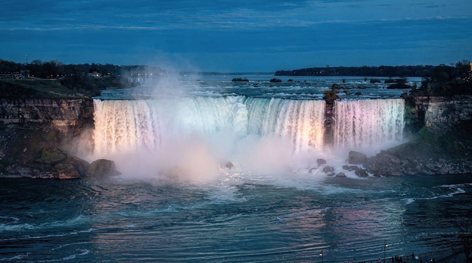 Beste Zeit, um die Niagarafälle beleuchtet zu sehen — Wann die Niagarafälle nachts beleuchtet sind, wie sich Winter- und Sommerpläne u