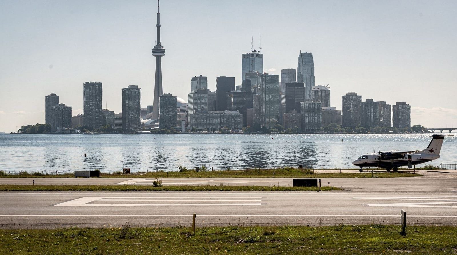Torontos Flughafen-Guide: Pearson vs. Billy Bishop — Pearson vs. Billy Bishop im ehrlichen Vergleich — Strecken, Fahrzeiten und Koste