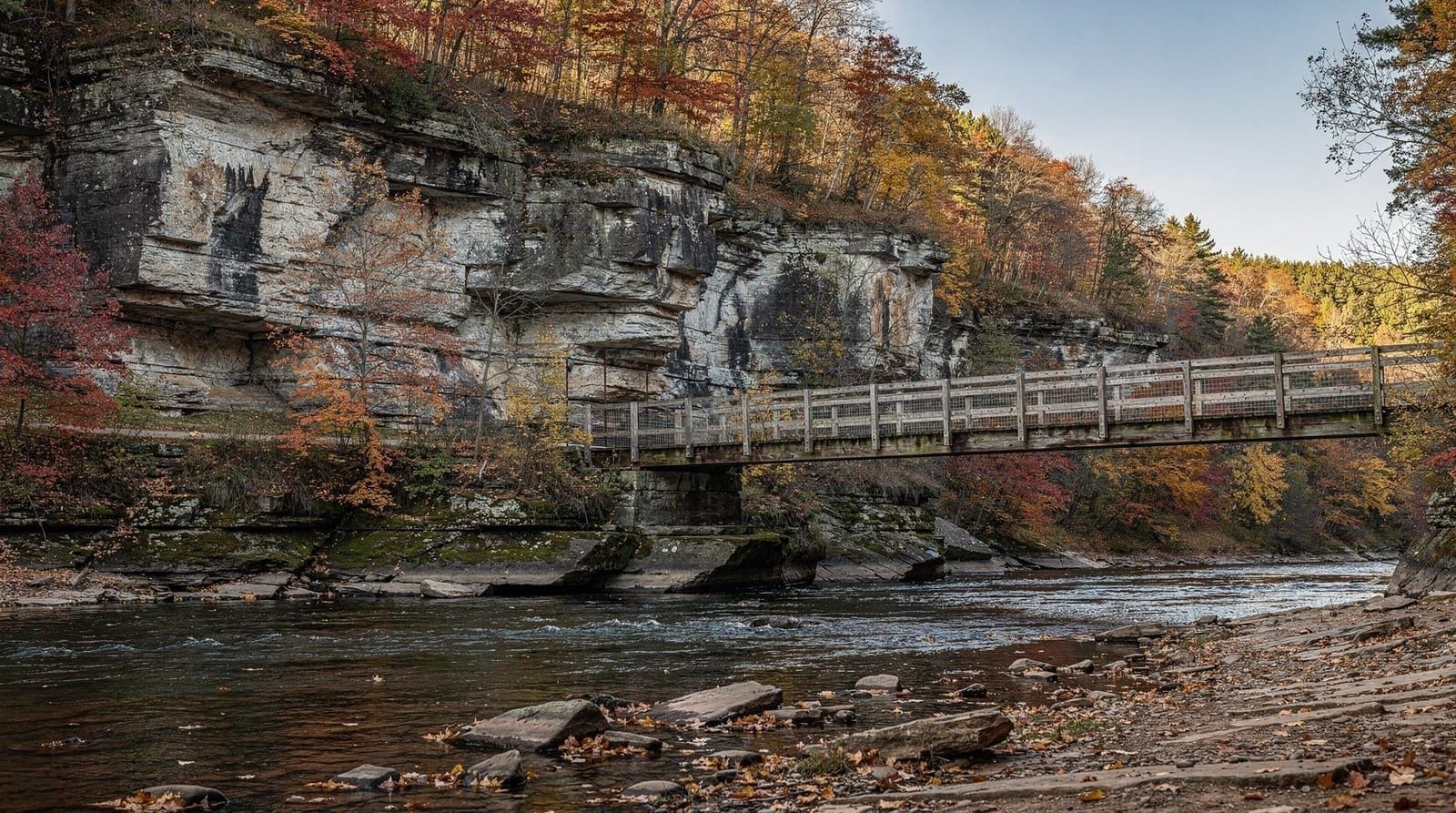 Elora Gorge dagtrip vanuit Toronto — Elora en Elora Gorge als dagtrip vanuit Toronto: rijtijd, wandelen en tubing in 